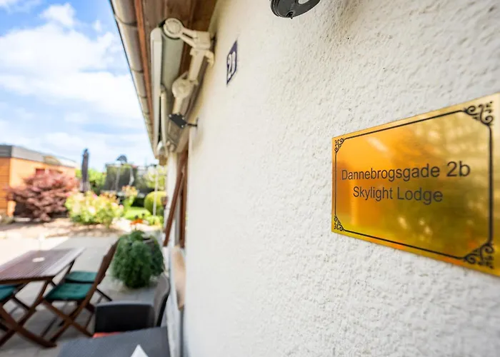 Skylight Lodge - Private Terrace, Free Parking & Walk To City